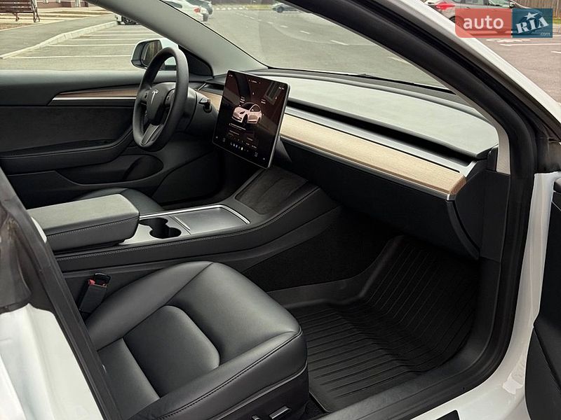 Седан Tesla Model 3 2022 в Умани