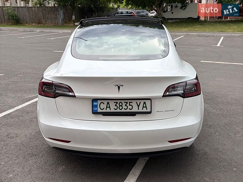 Седан Tesla Model 3 2022 в Умани