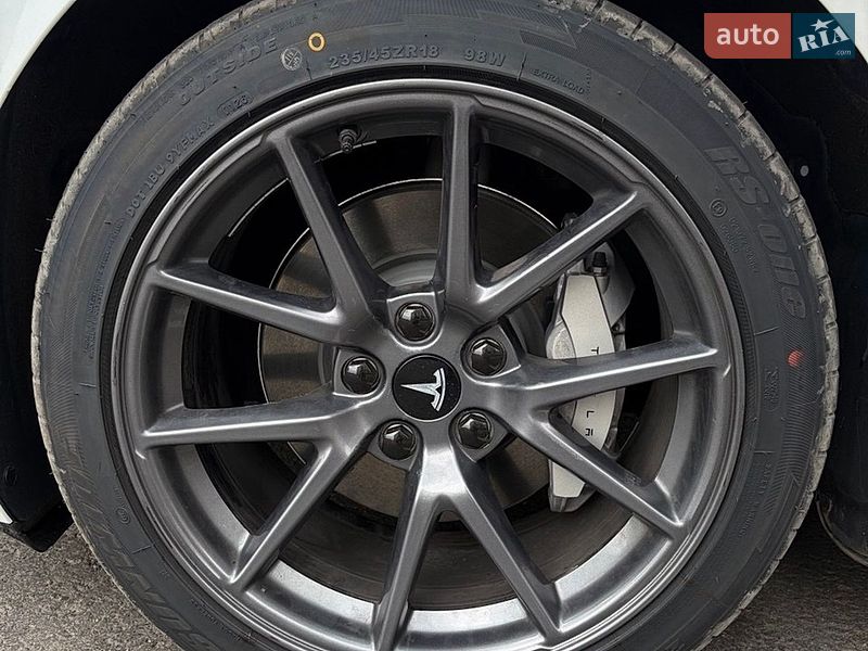 Седан Tesla Model 3 2022 в Умани