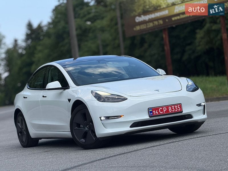 Седан Tesla Model 3 2023 в Трускавці