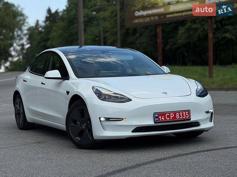 Седан Tesla Model 3 2023 в Трускавці
