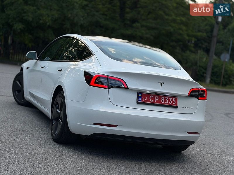 Седан Tesla Model 3 2023 в Трускавці