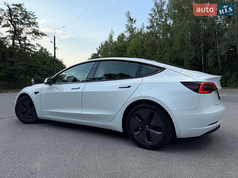Седан Tesla Model 3 2023 в Трускавці