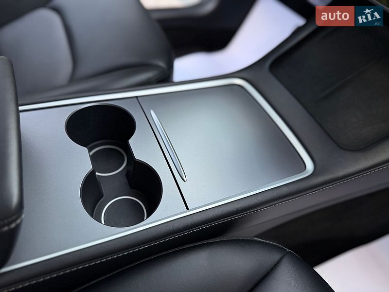 Седан Tesla Model 3 2023 в Трускавці