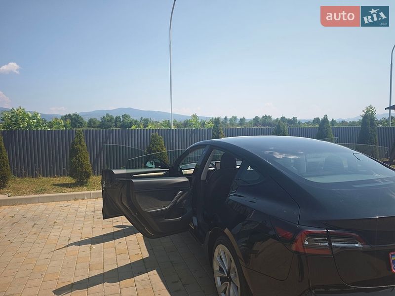 Седан Tesla Model 3 2022 в Ужгороді
