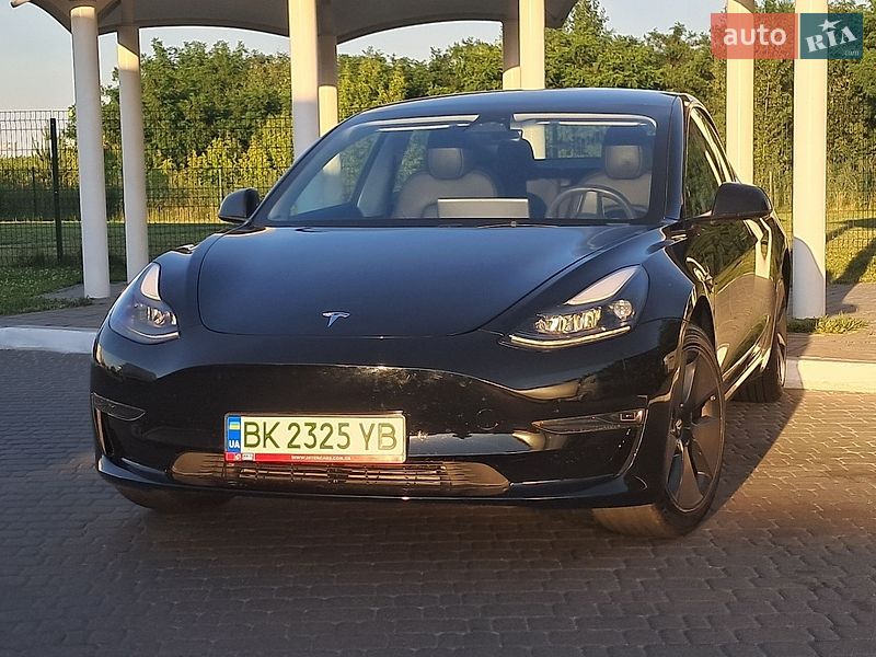 Седан Tesla Model 3 2023 в Ровно