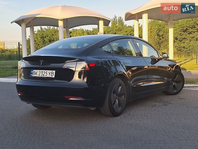 Седан Tesla Model 3 2023 в Ровно