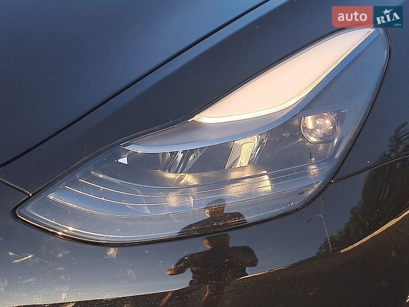 Седан Tesla Model 3 2023 в Ровно