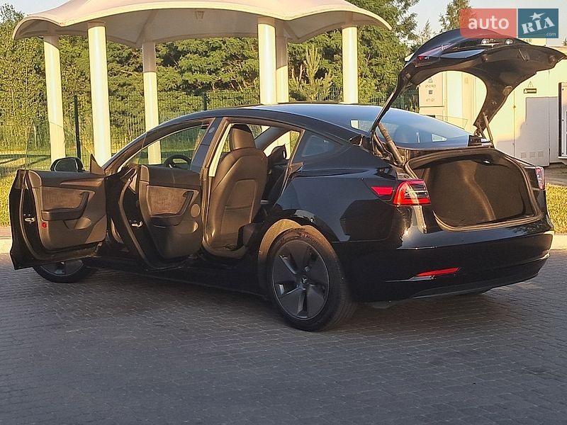 Седан Tesla Model 3 2023 в Ровно