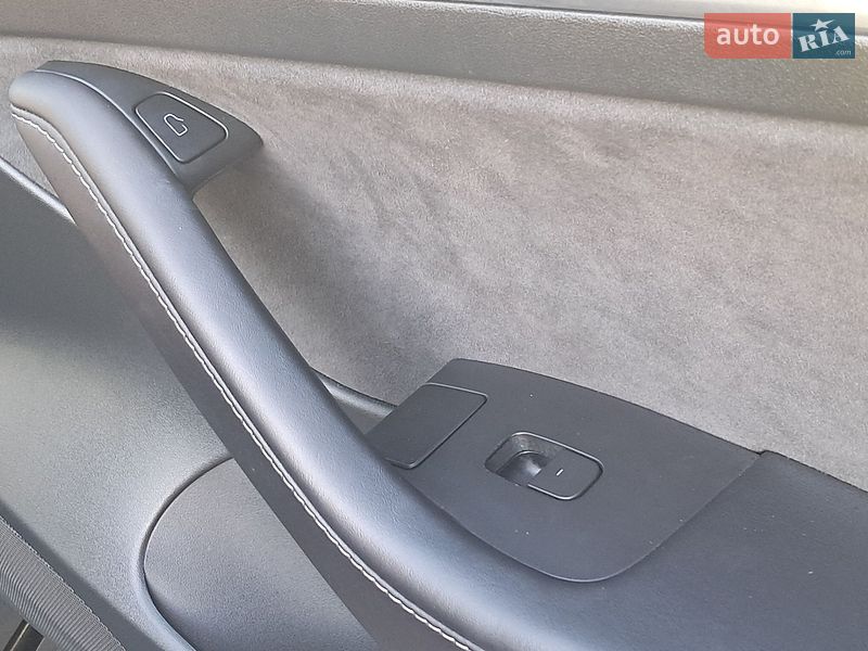 Седан Tesla Model 3 2023 в Ровно