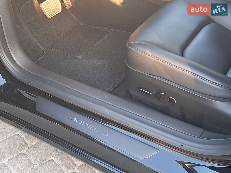 Седан Tesla Model 3 2023 в Ровно