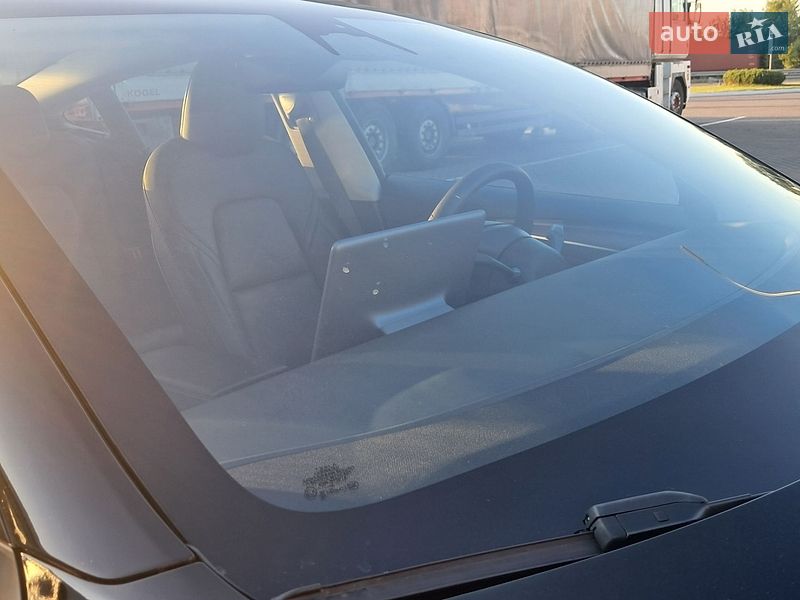 Седан Tesla Model 3 2023 в Ровно