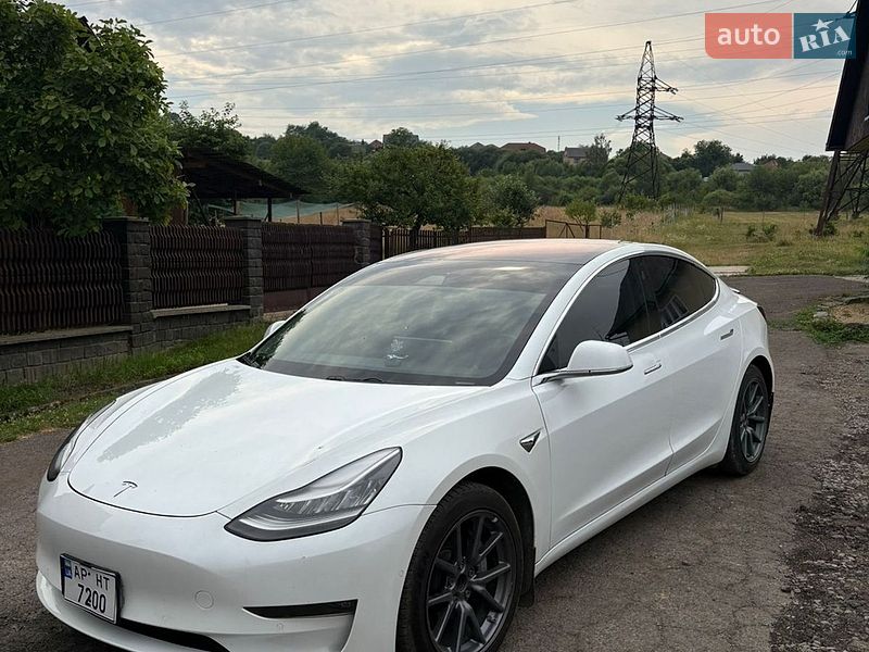 Седан Tesla Model 3 2018 в Сваляве