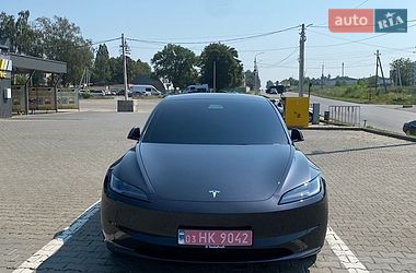 Седан Tesla Model 3 2025 в Черновцах
