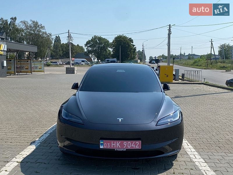 Седан Tesla Model 3 2025 в Черновцах
