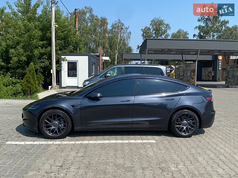 Седан Tesla Model 3 2025 в Черновцах
