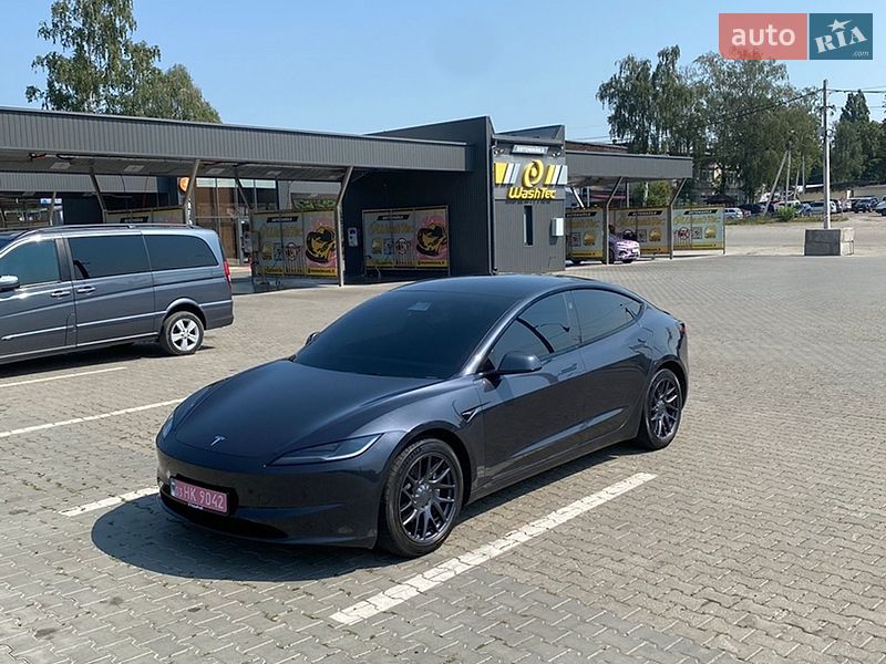 Седан Tesla Model 3 2025 в Черновцах