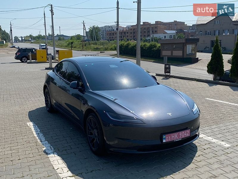 Седан Tesla Model 3 2025 в Черновцах