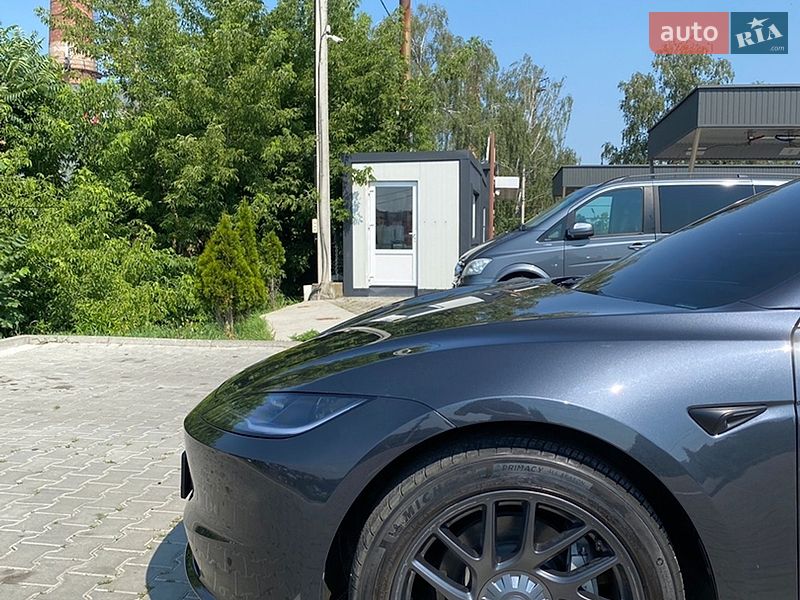 Седан Tesla Model 3 2025 в Черновцах