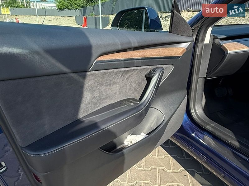 Седан Tesla Model 3 2023 в Одесі