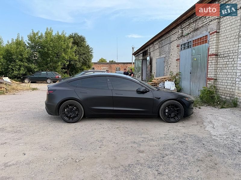 Седан Tesla Model 3 2025 в Сарнах