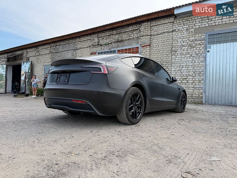 Седан Tesla Model 3 2025 в Сарнах