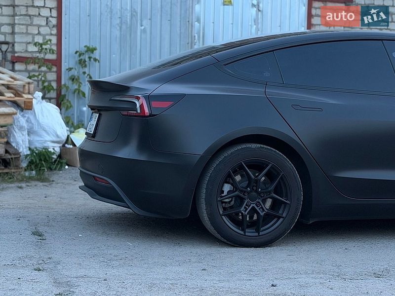Седан Tesla Model 3 2025 в Сарнах