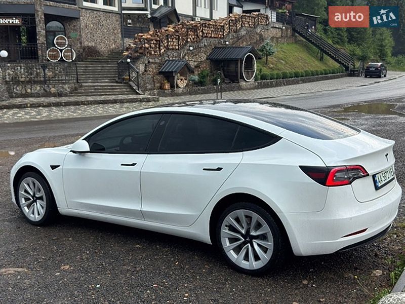 Седан Tesla Model 3 2021 в Киеве