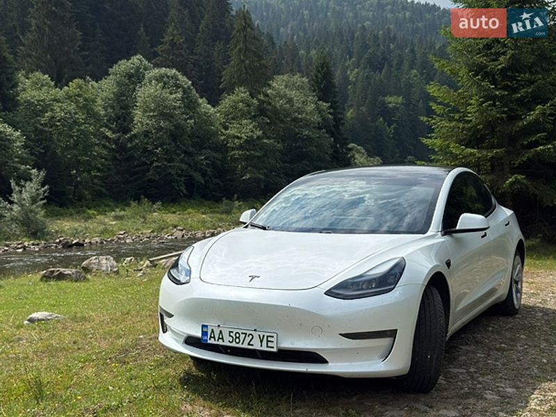 Седан Tesla Model 3 2021 в Киеве