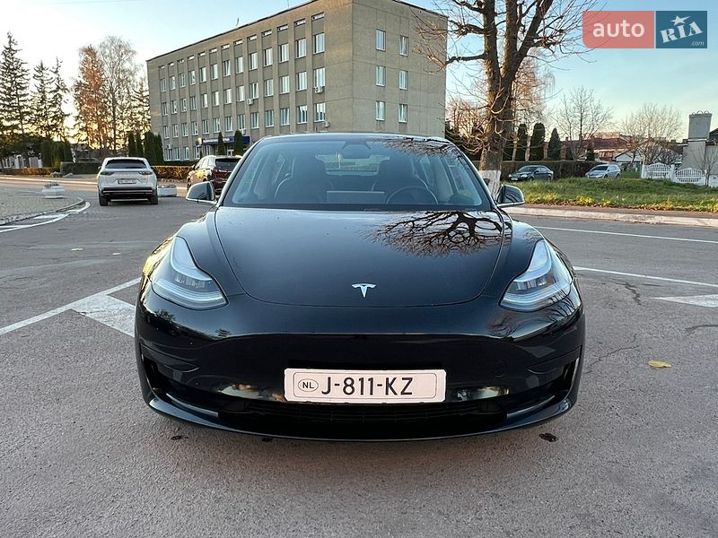 Седан Tesla Model 3 2020 в Радивилове