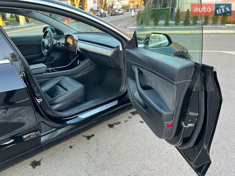 Седан Tesla Model 3 2020 в Радивилове