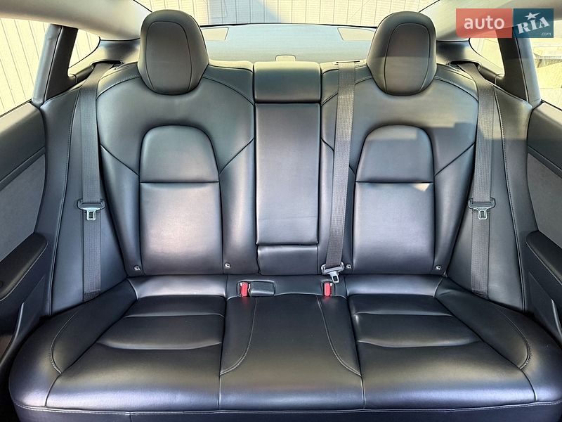 Седан Tesla Model 3 2021 в Самборі