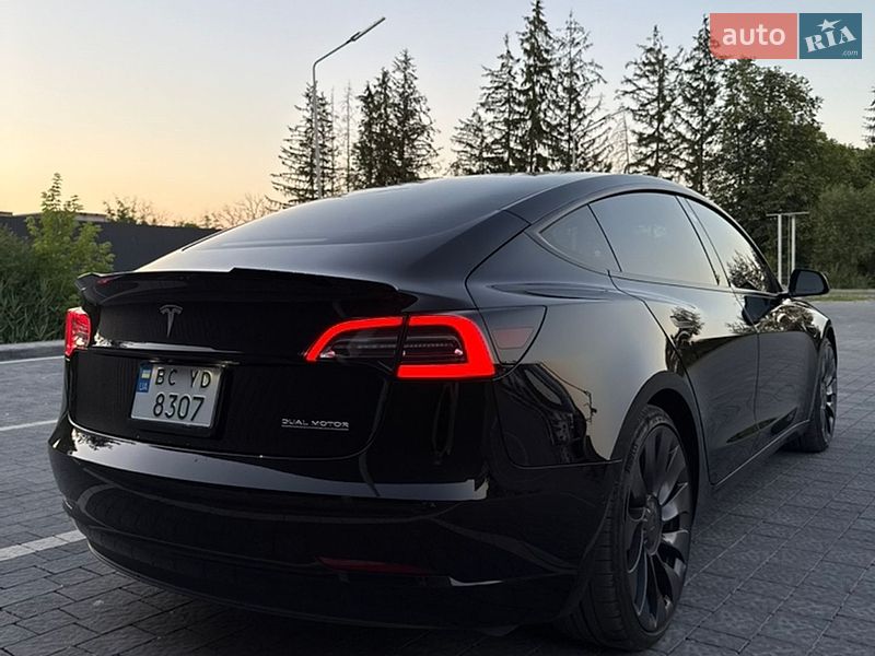 Седан Tesla Model 3 2021 в Самборі