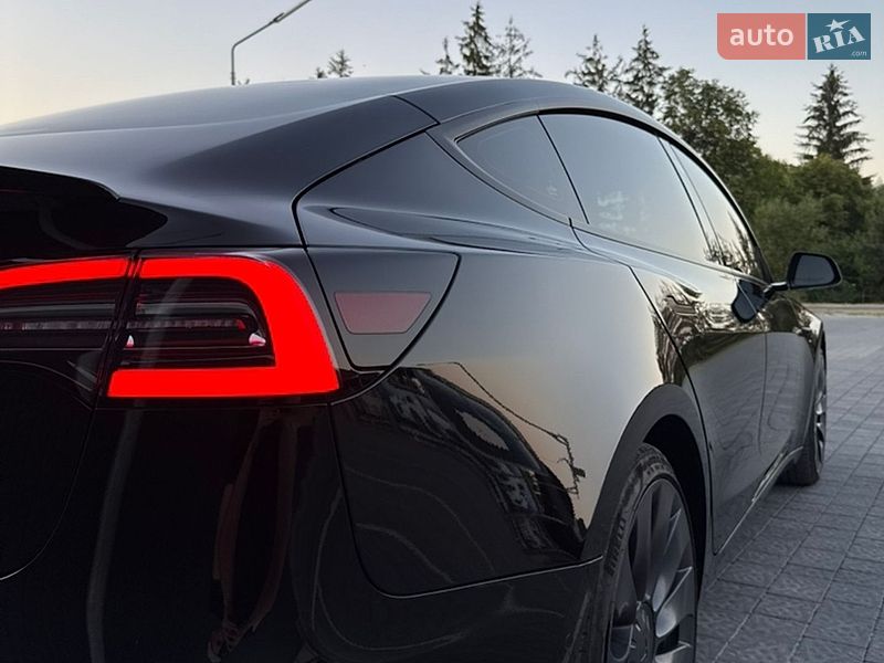 Седан Tesla Model 3 2021 в Самборі