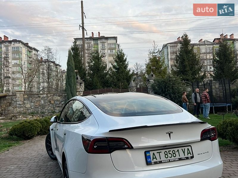 Седан Tesla Model 3 2023 в Івано-Франківську