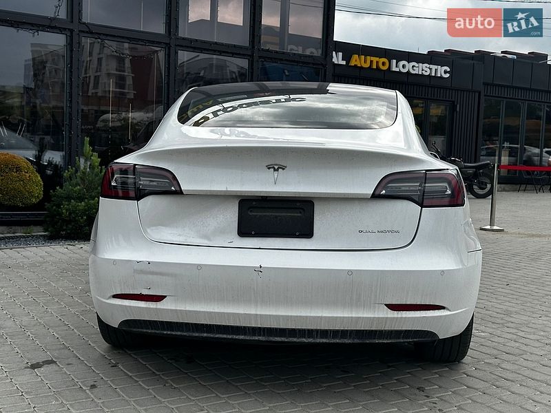 Седан Tesla Model 3 2019 в Львове