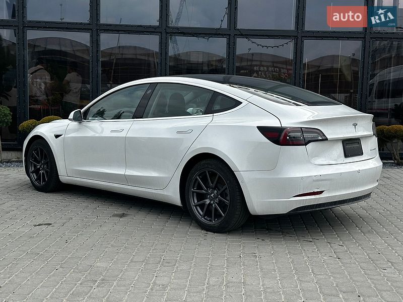 Седан Tesla Model 3 2019 в Львове