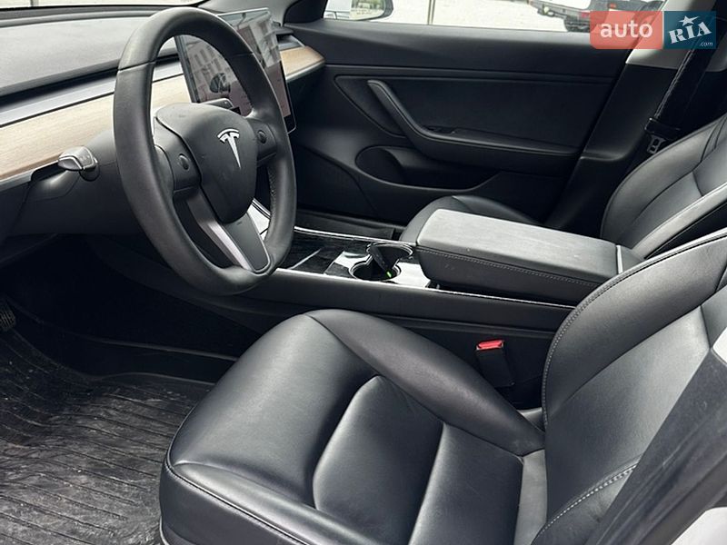 Седан Tesla Model 3 2019 в Львове