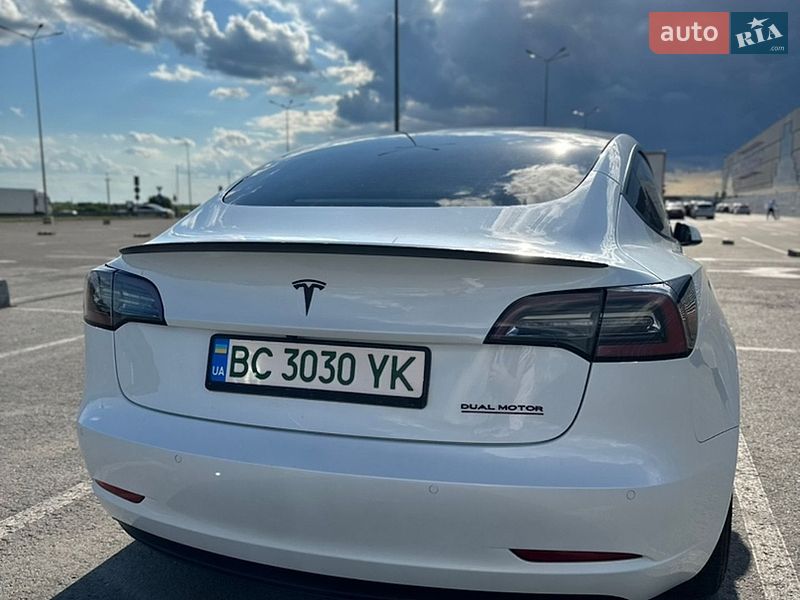 Седан Tesla Model 3 2021 в Львове