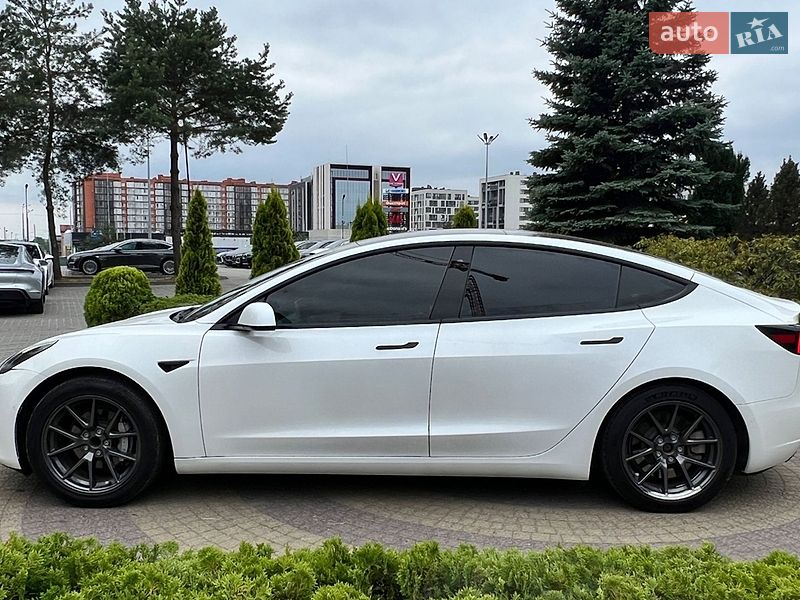 Седан Tesla Model 3 2021 в Львове