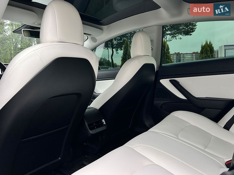 Седан Tesla Model 3 2021 в Львове