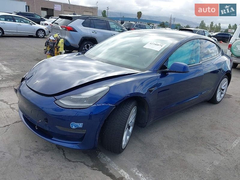 Седан Tesla Model 3 2021 в Черкасах