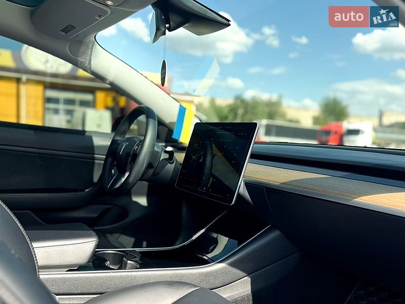 Седан Tesla Model 3 2020 в Львові