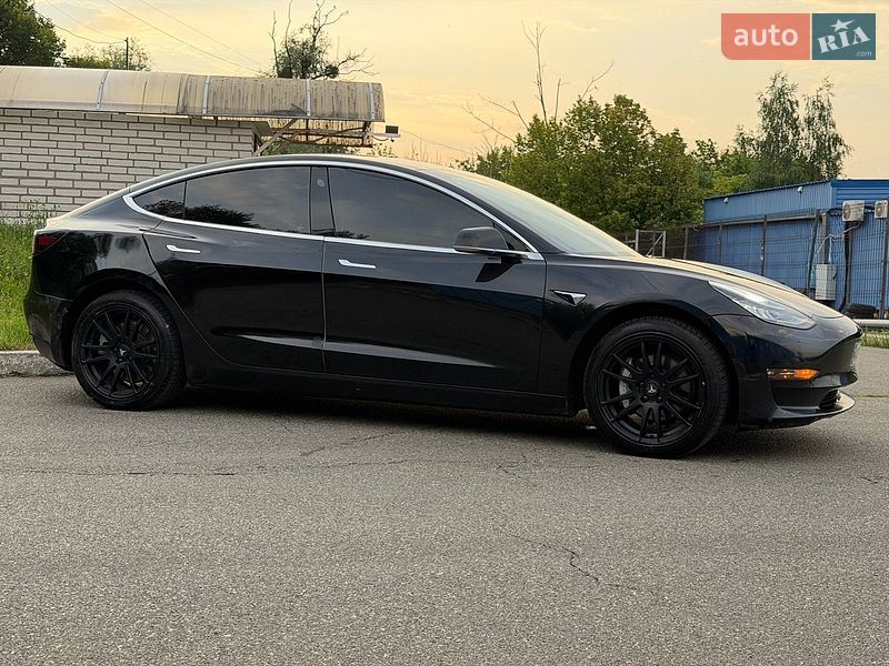 Седан Tesla Model 3 2018 в Києві