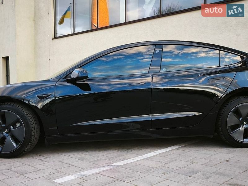 Седан Tesla Model 3 2023 в Стрию