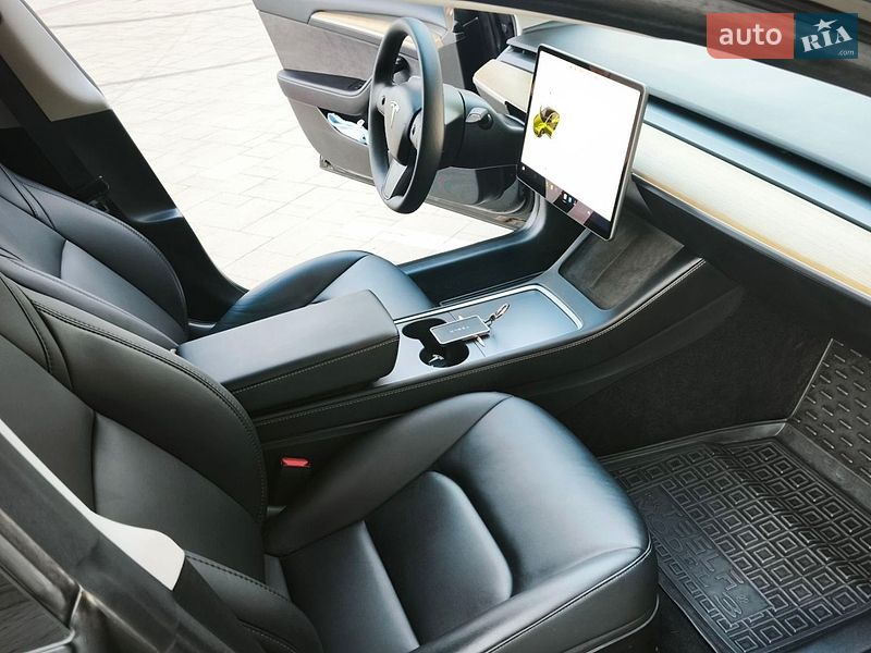 Седан Tesla Model 3 2023 в Стрию