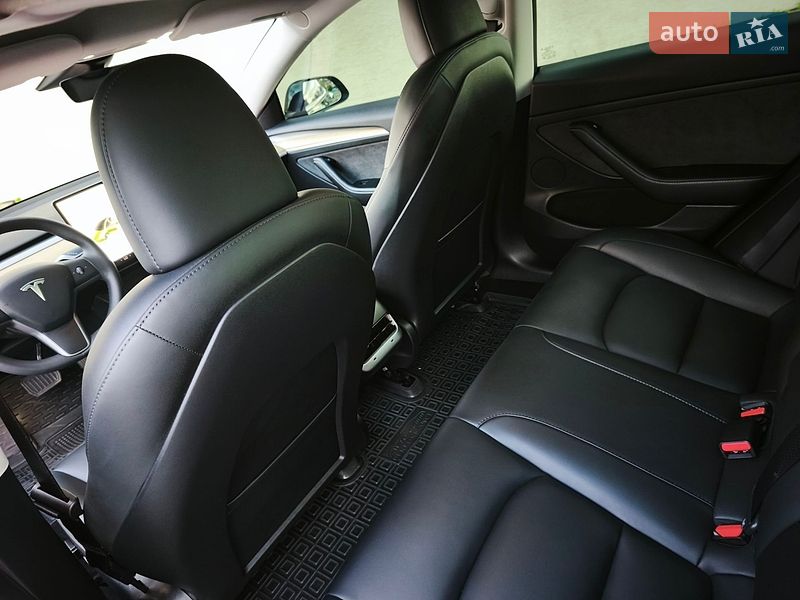 Седан Tesla Model 3 2023 в Стрию