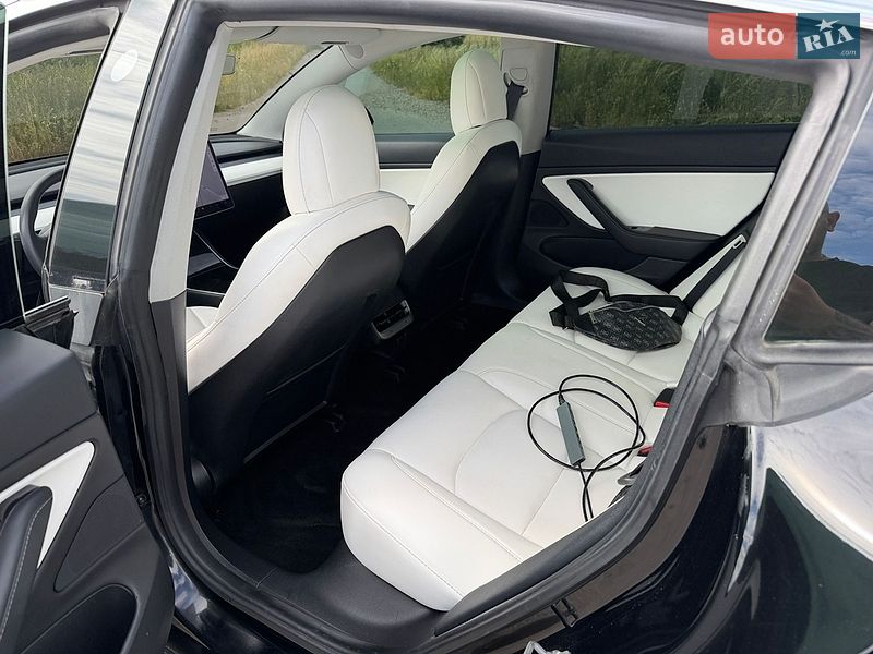 Седан Tesla Model 3 2020 в Городке