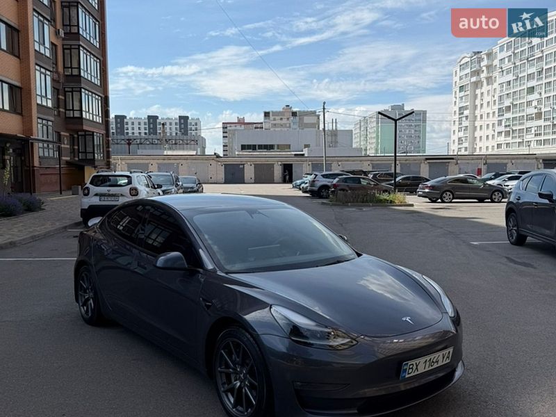 Седан Tesla Model 3 2022 в Чернигове