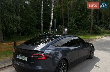 Седан Tesla Model 3 2022 в Чернигове
